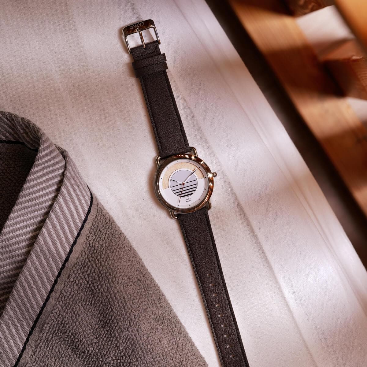 Horloge op zonne-energie SUNRISE pomme chocolat